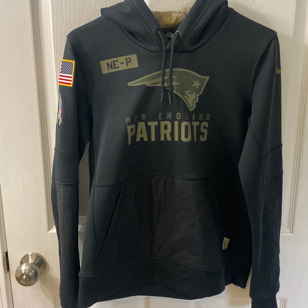 Nike New England Patriots Salute to Service sweatshirt. Men’s small. Black.